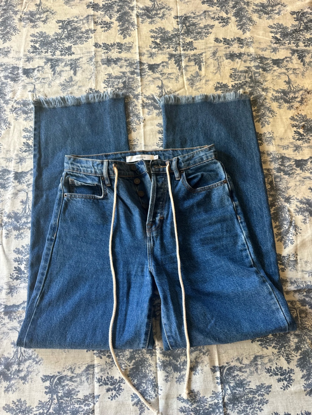 High-Rise wide leg Straight-Leg Women’s Jeans in Medium Blue with Frayed Hem
